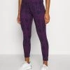 Columbia Mujer WEEKEND ADVENTURE LEGGING - Medias - Plum