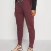 Columbia Mujer LODGE - Pantalones Deportivos - Malbec