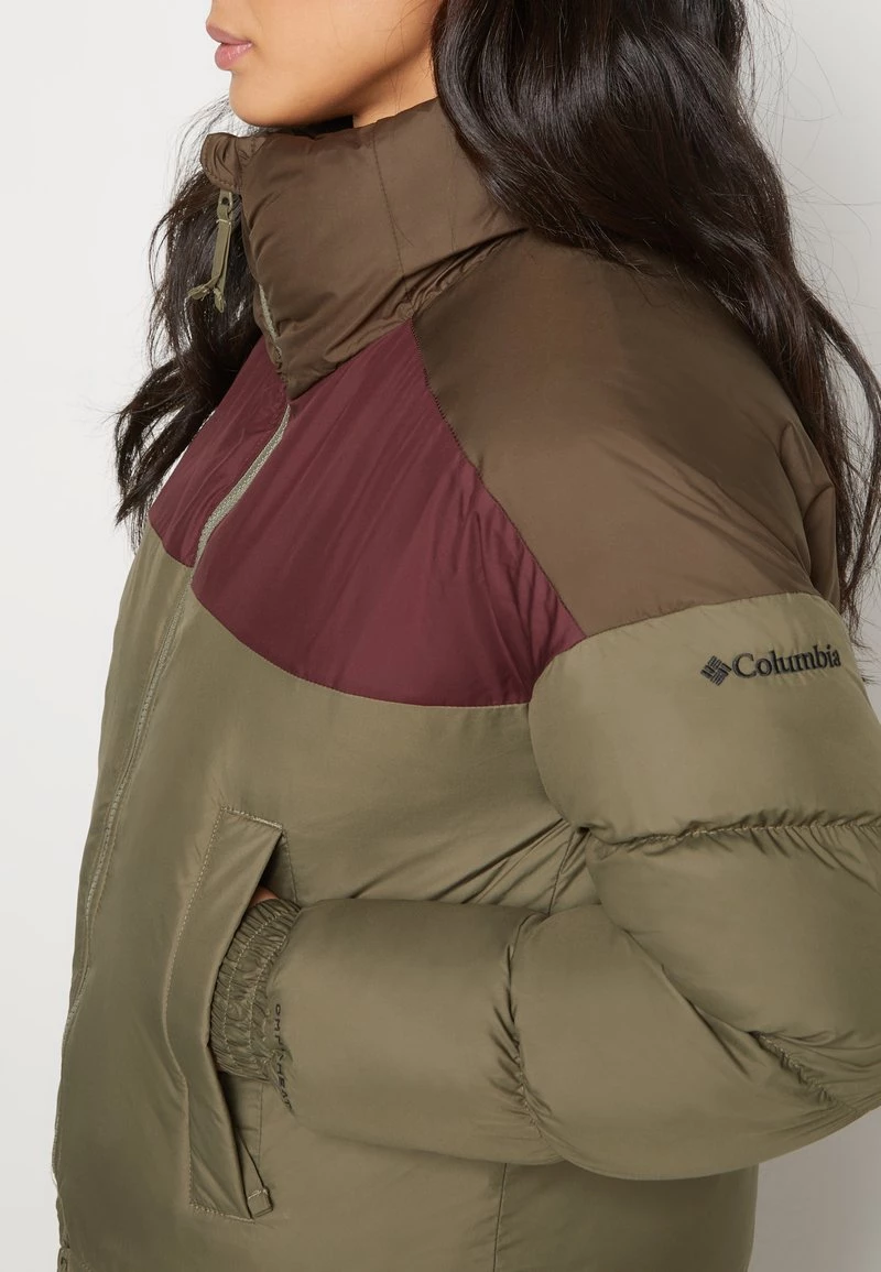 Columbia Mujer PIKE LAKE™ CROPPED JACKET - Chaqueta De Invierno - Stone Green/malbec/olive Green 7 Columbia Mujer PIKE LAKE™ CROPPED JACKET - Chaqueta De Invierno - Stone Green/malbec/olive Green - Imagen 7
