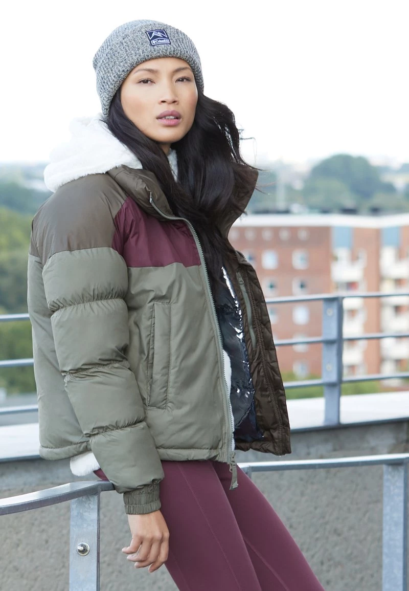 Columbia Mujer PIKE LAKE™ CROPPED JACKET - Chaqueta De Invierno - Stone Green/malbec/olive Green 2 Columbia Mujer PIKE LAKE™ CROPPED JACKET - Chaqueta De Invierno - Stone Green/malbec/olive Green - Imagen 2